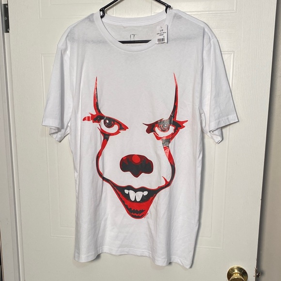 It chapter 2 Other - Men's White T-Shirt with Red Graphic Design